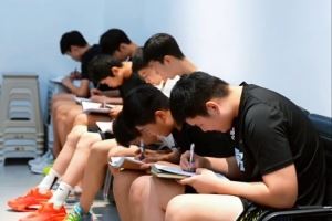 俱乐部深入贯彻体教融合！青年队每周3节文化课 体育教育一起抓！