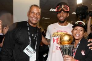 TA：湖人追求小卡时卡舅索要股权等无理要求遭到了湖人管理层嘲笑