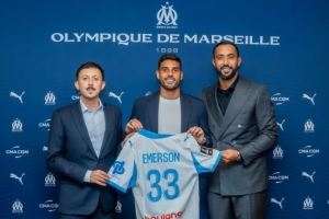 今夏才加盟！队报：31岁后卫埃莫森快速融入马赛，获德泽尔比肯定