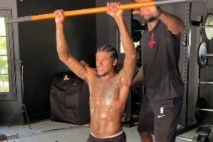 健身教练晒杰伦-格林夏日苦练：蜕变般的休赛期 太阳有你实属幸运