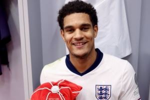  上演首秀！宽萨是英格兰队史第1297位出场球员，赛后获赠纪念帽子