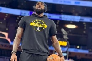  第23季开启！詹姆斯赛前热身练习运球及三分 以自抛自扣结束热身