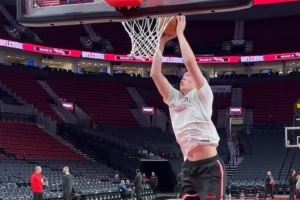  有望获更多时间！杨瀚森赛前热身 持球&空接暴扣 侧翼三分6中3